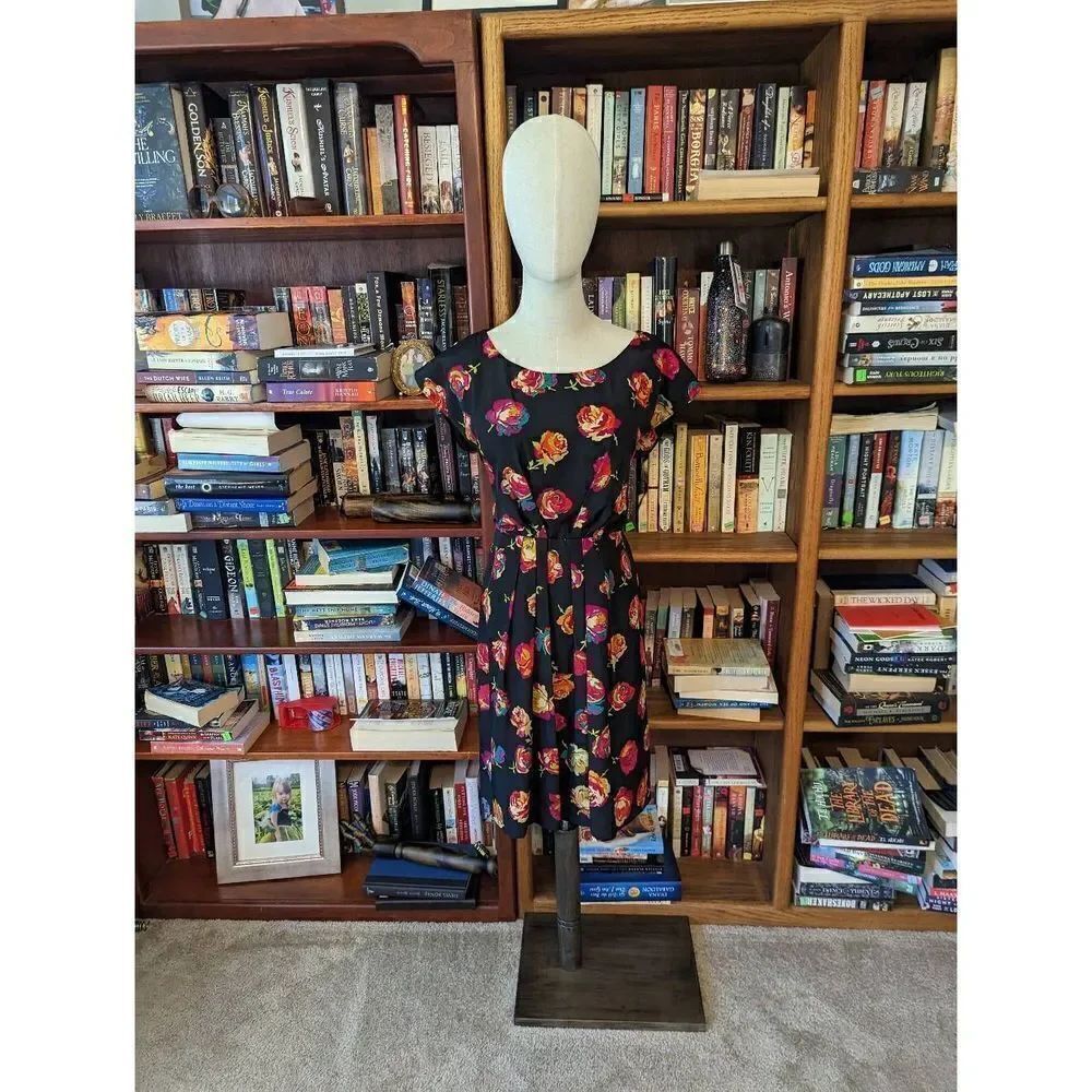 BETSEY Johnson sz 8 cap sleeve pleated front rose print pleated mini euc